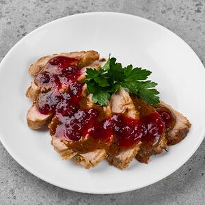 Утиная грудка с маринованным луком и перечным соусом