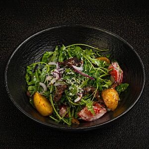Теплый салат с говядиной и руколой