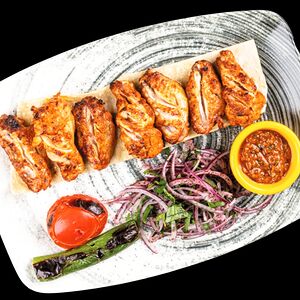 Куриные крылья на лаваше с гарниром