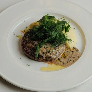 Бифштекс, картофельное пюре, перечный соус