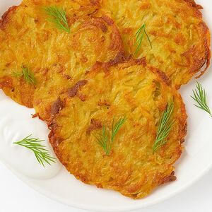 Картофельные драники со сметаной