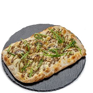 Фокачча с трюфельной пастой, грибами и рукколой
