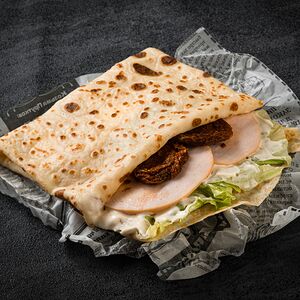 Блин с копчёной курицей и вялеными томатами 