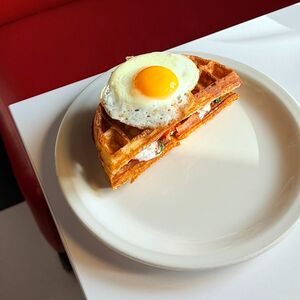 Вафля с ветчиной и сыром страчателла