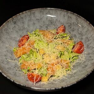 Салат Цезарь с лососем