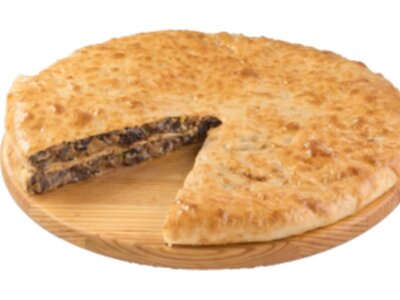 Фирменный пирог с грибами и перечным соусом