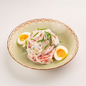 Домашний салат со сметаной и яйцом