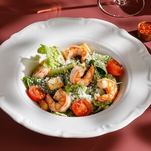 Салат Цезарь с креветками