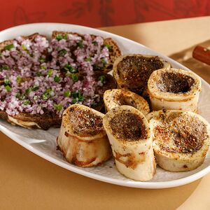 Запеченная мозговая кость с гренками и луком