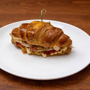 Круассан с курицей, беконом и сыром