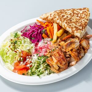 Стандартная шаверма на тарелке с курицей