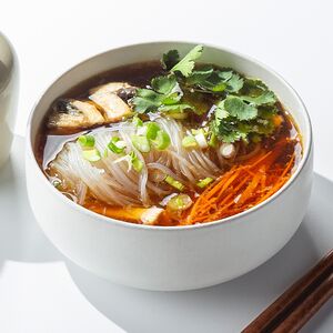 Азиатский суп с цыплёнком, фунчозой, овощами и яйцом