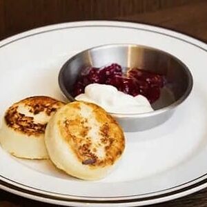 Сырники с вишней и творожным кремом