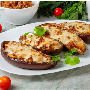 Баклажанные лодочки с куриным фаршем и сыром сулугуни