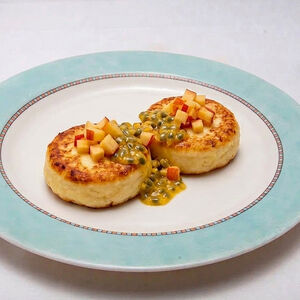 Сырники с маракуйей и персиком