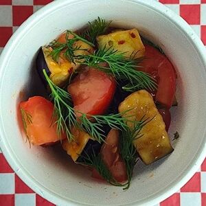 Теплый салат с помидорами и баклажаном