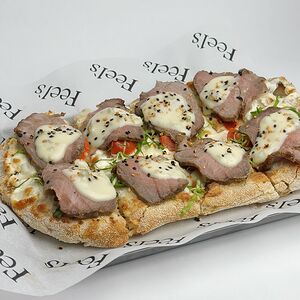 Пинса с ростбифом из говядины, соусом тартар и хрустящим салатом