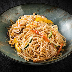 Яичная лапша с куриным филе в кисло-сладком соусе