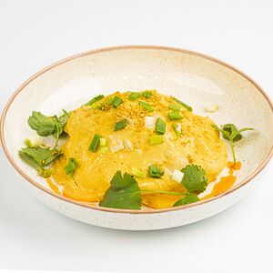 Рис кимчи с кальмаром и омлетом