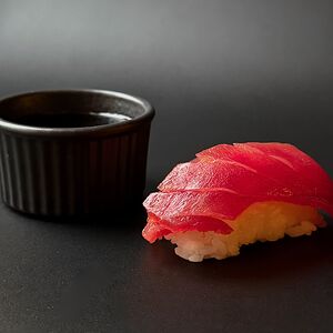 Суши с тунцом