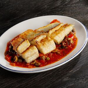 Сибас на гриле с томатной капонатой