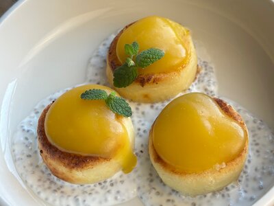 Сырники с пюре из манго и соусом чиа