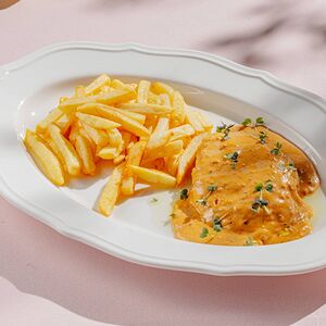 Куриная грудка с горчичным соусом и картофелем фри 