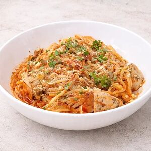 Паста в томатном соусе с курицей, баклажанами и грецким орехом