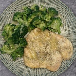 Куриная отбивная с медовым маслом и брокколи