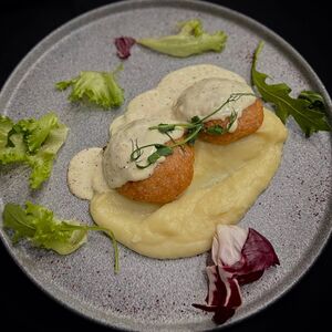 Крабкейки, картофельное пюре, соус белое вино