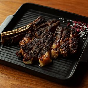 Стейк Томагавк с соусом песто