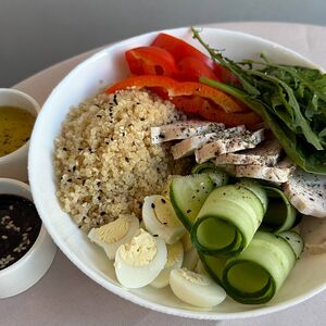 Боул с киноа, курицей су-вид и перепелиным яйцом