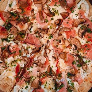 Римская пицца Ветчина, грибы и трюфельный крем
