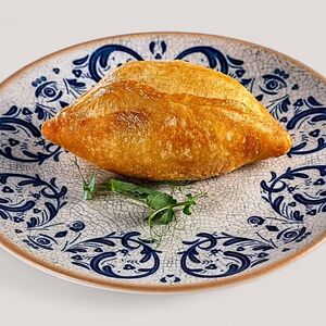 Жареный пирожок с картошкой