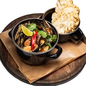 Кастрюлька мидий на компанию с соусом том-ям