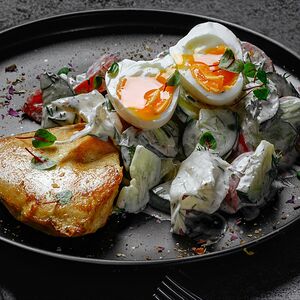 Куриная грудка с овощным салатом и яйцом пашот