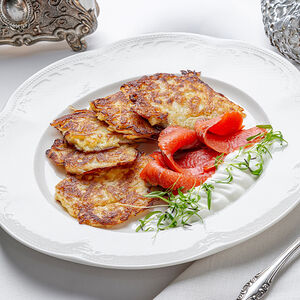 Драники картофельные с неркой слабой соли и сметаной 