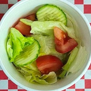 Лёгкий салат с помидорами и огурцом