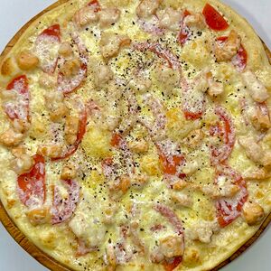 Пицца с креветками и лососем