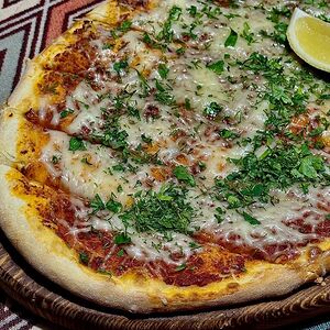 Лахмаджун с пармезаном 