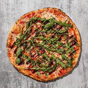 Пицца с томленой говядиной