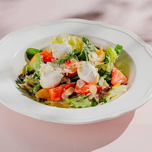 Салат с клубникой, персиком и мягким сыром