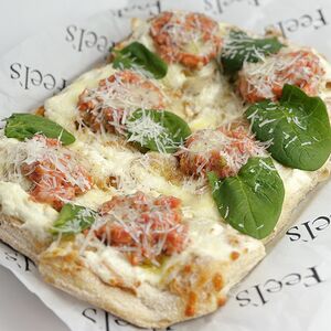 Пинса с тартаром из говядины, трюфельным айоли и шпинатом 