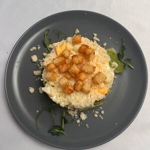 Салат-коктейль с ветчиной и гренками