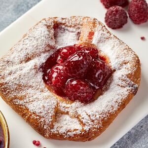 Слойка с малиной