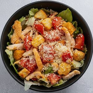 Салат «Двойной Цезарь с запеченным куриным филе»