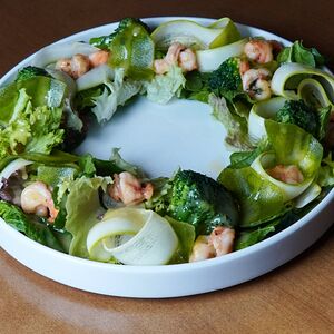 Зеленый салат с креветками