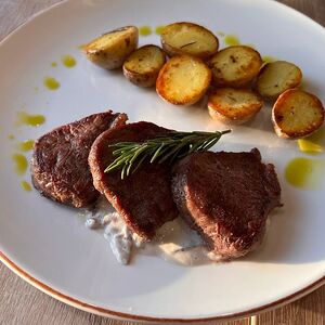 Говяжьи медальоны с бейби картофелем