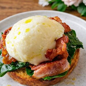 Яйцо Бенедикт с беконом