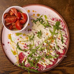 Карпаччо из говядины с трюфельным маслом и томатами